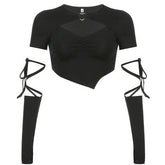 Top corto con tirantes y aberturas en las mangas con hebilla de corazón negro